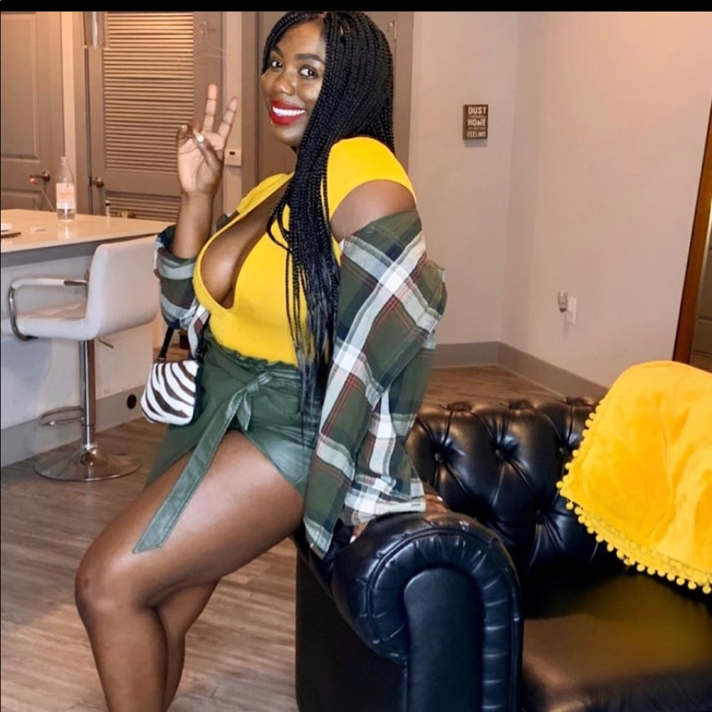 Yellow bodysuit !